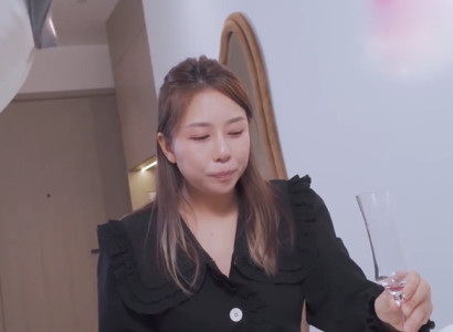 Phang cô bạn cùng phòng có thân hình gợi cảm